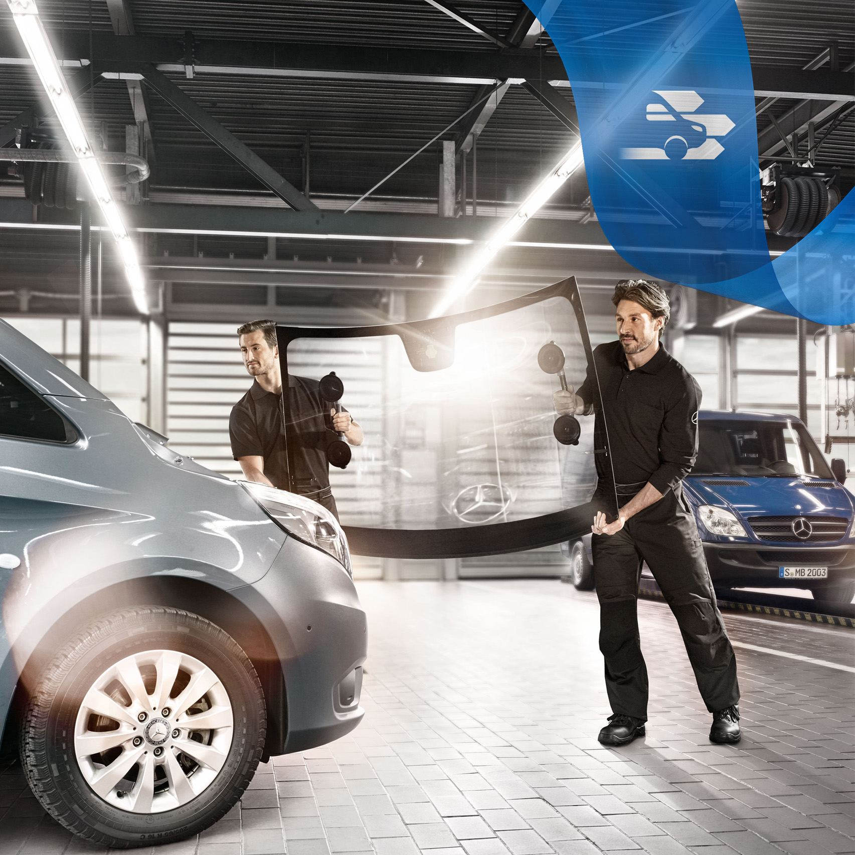 Mercedes-Benz | Oprava Montáž nového čelního okna na šedostříbrné dodávkové vozidlo Mercedes-Benz Vito.