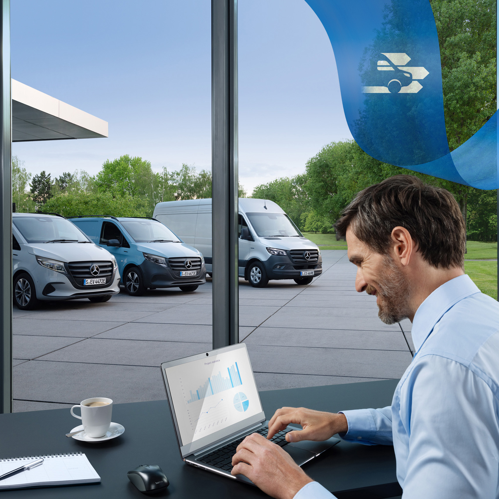 Mercedes-Benz | ServiceCare pro dodávková vozidla Muž používá notebook v kanceláři s řadou dodávkových vozidel Mercedes-Benz v pozadí.