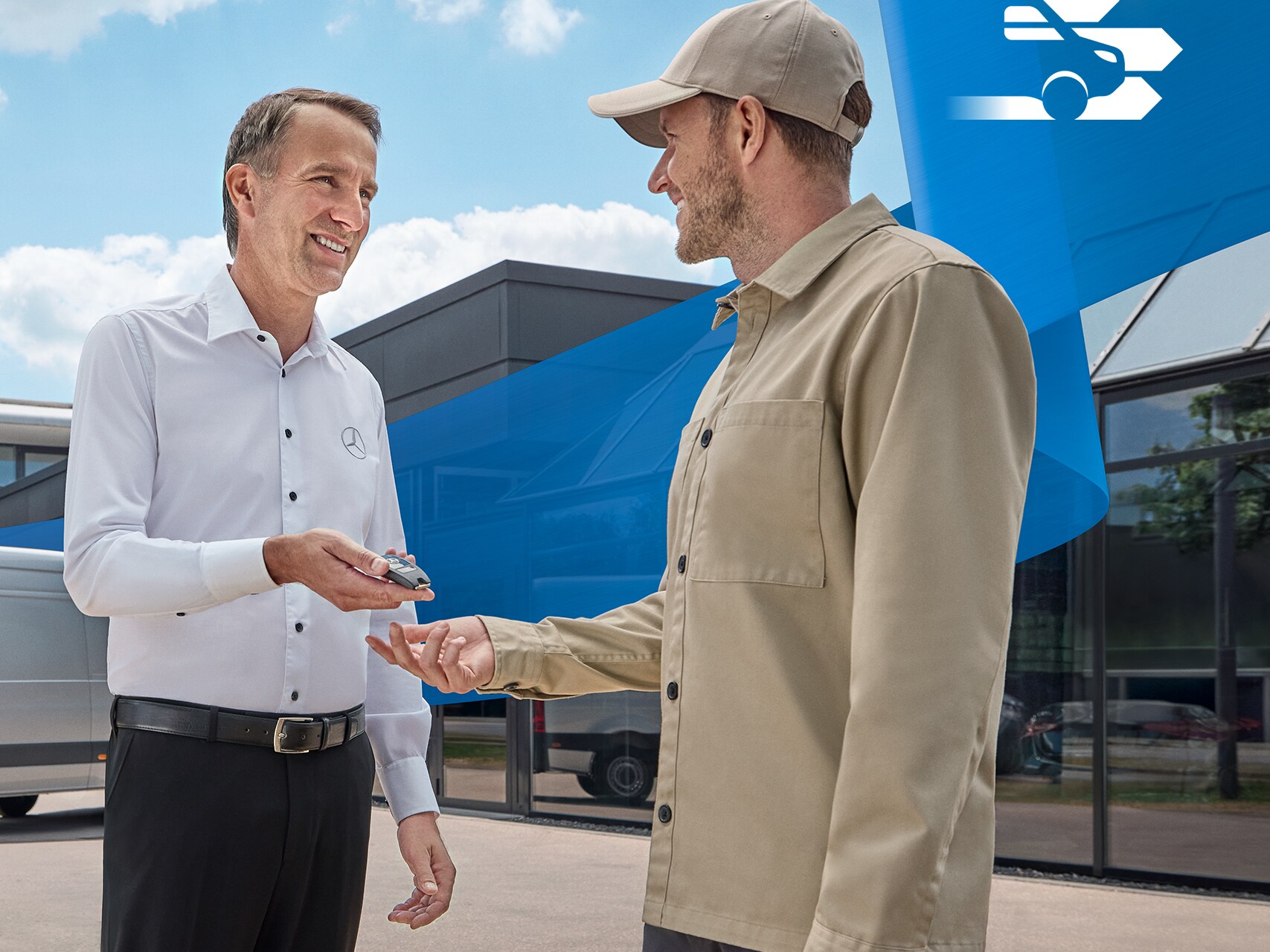 Dva muži hovoří o&nbsp;službě mobility Mercedes-Benz&nbsp;–&nbsp;snadné předání vozidla a&nbsp;flexibilní řešení mobility pro zákazníky.