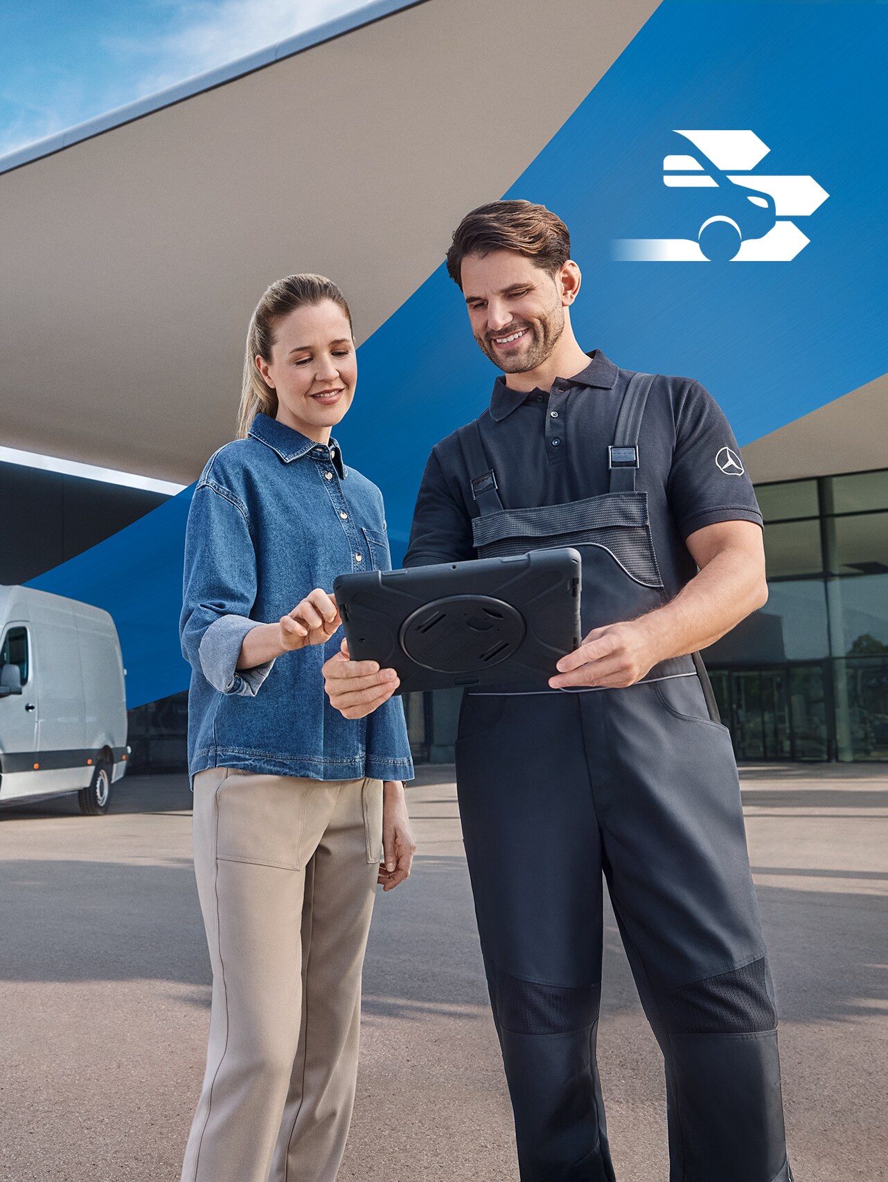 Dva lidé před autosalonem – komplexní servis užitkových vozidel pro zákazníky Mercedes-Benz.