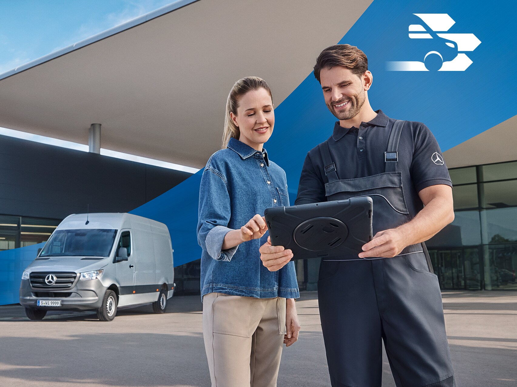 Dva lidé před autosalonem – komplexní servis užitkových vozidel pro zákazníky Mercedes-Benz.