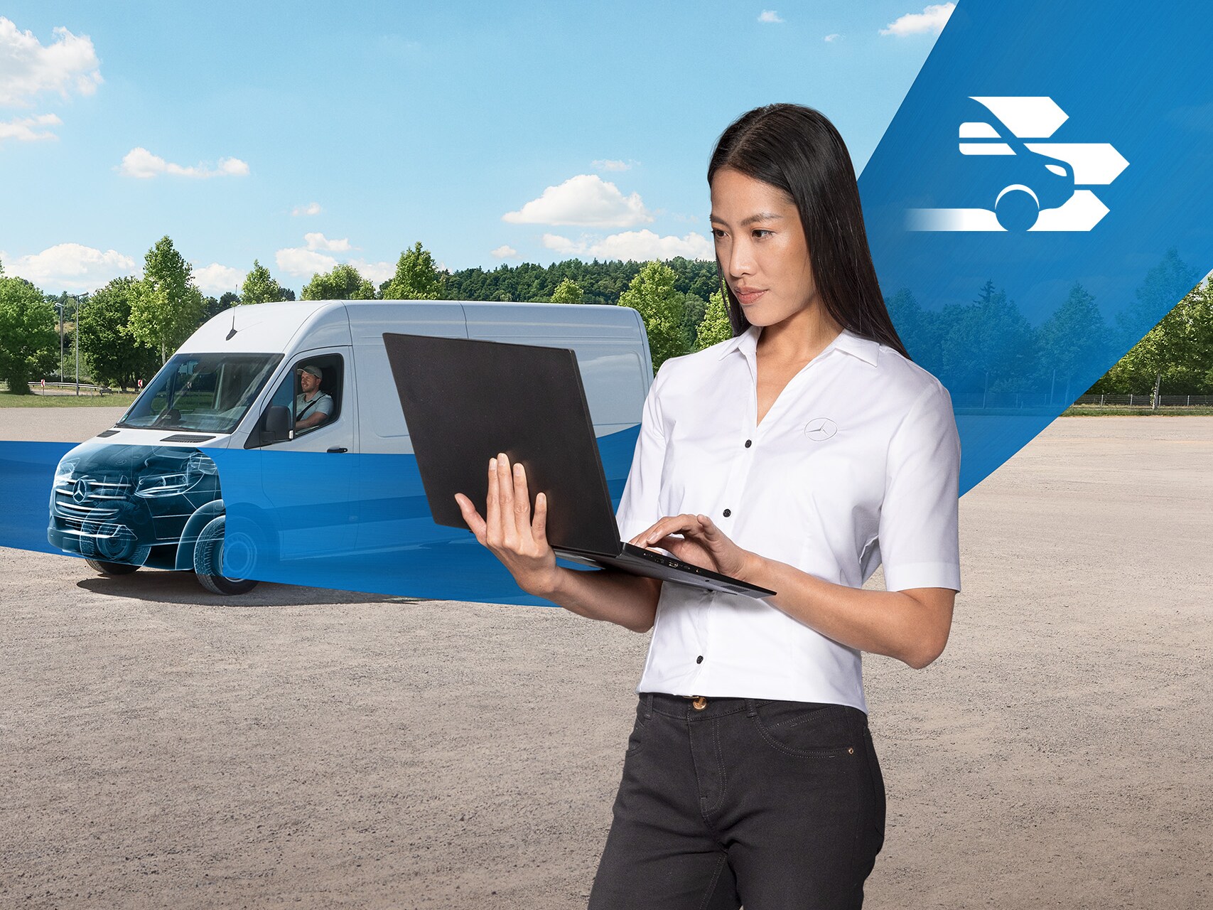 Žena držící notebook stojí před bílým dodávkovým vozidlem, s&nbsp;modrou stuhou přes obrázek. Průhledná kapota symbolizuje diagnostiku Mercedes-Benz.