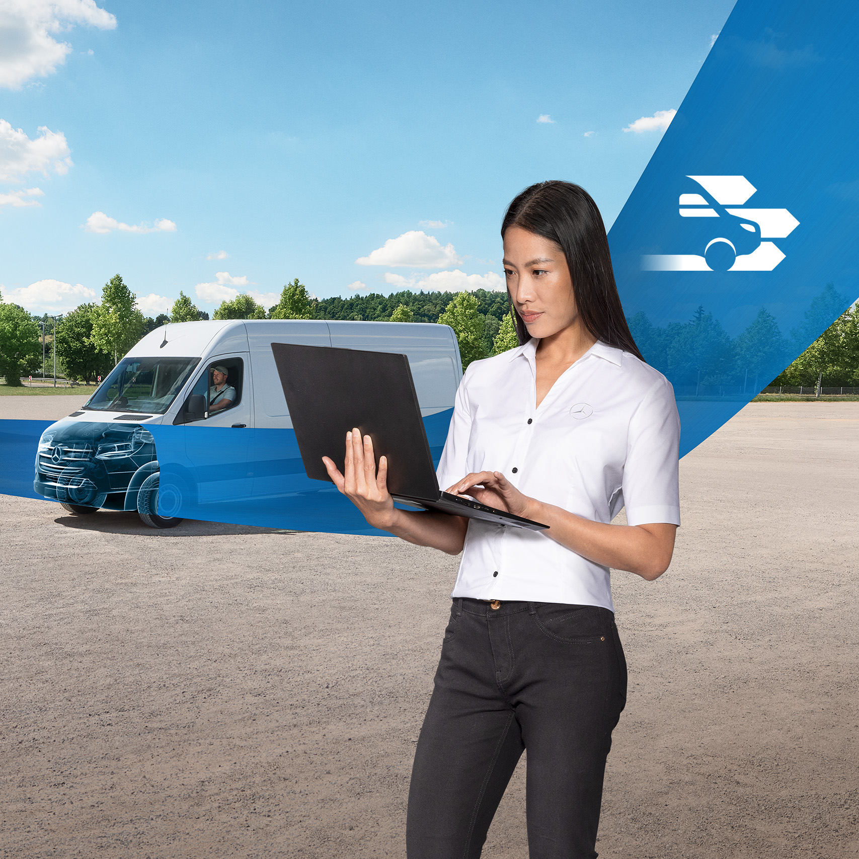 Mercedes-Benz | Servisní úkony pro dodávková vozidla | Přehled Žena držící notebook stojí před bílým dodávkovým vozidlem, s modrou stuhou přes obrázek. Průhledná kapota symbolizuje diagnostiku Mercedes-Benz.