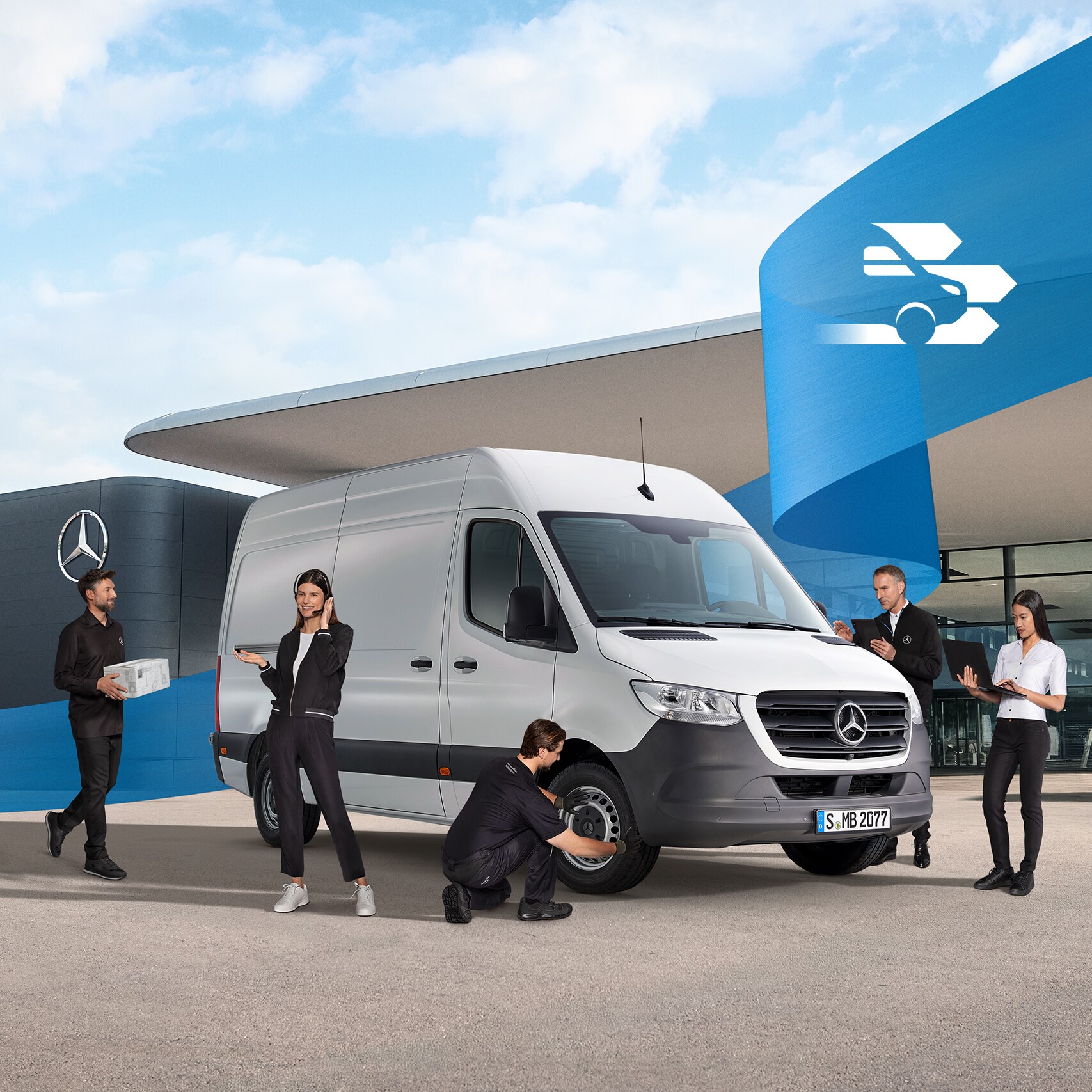Pět zaměstnanců Mercedes-Benz kolem bílého dodávkového vozidla na parkovišti servisního partnera Mercedes-Benz.