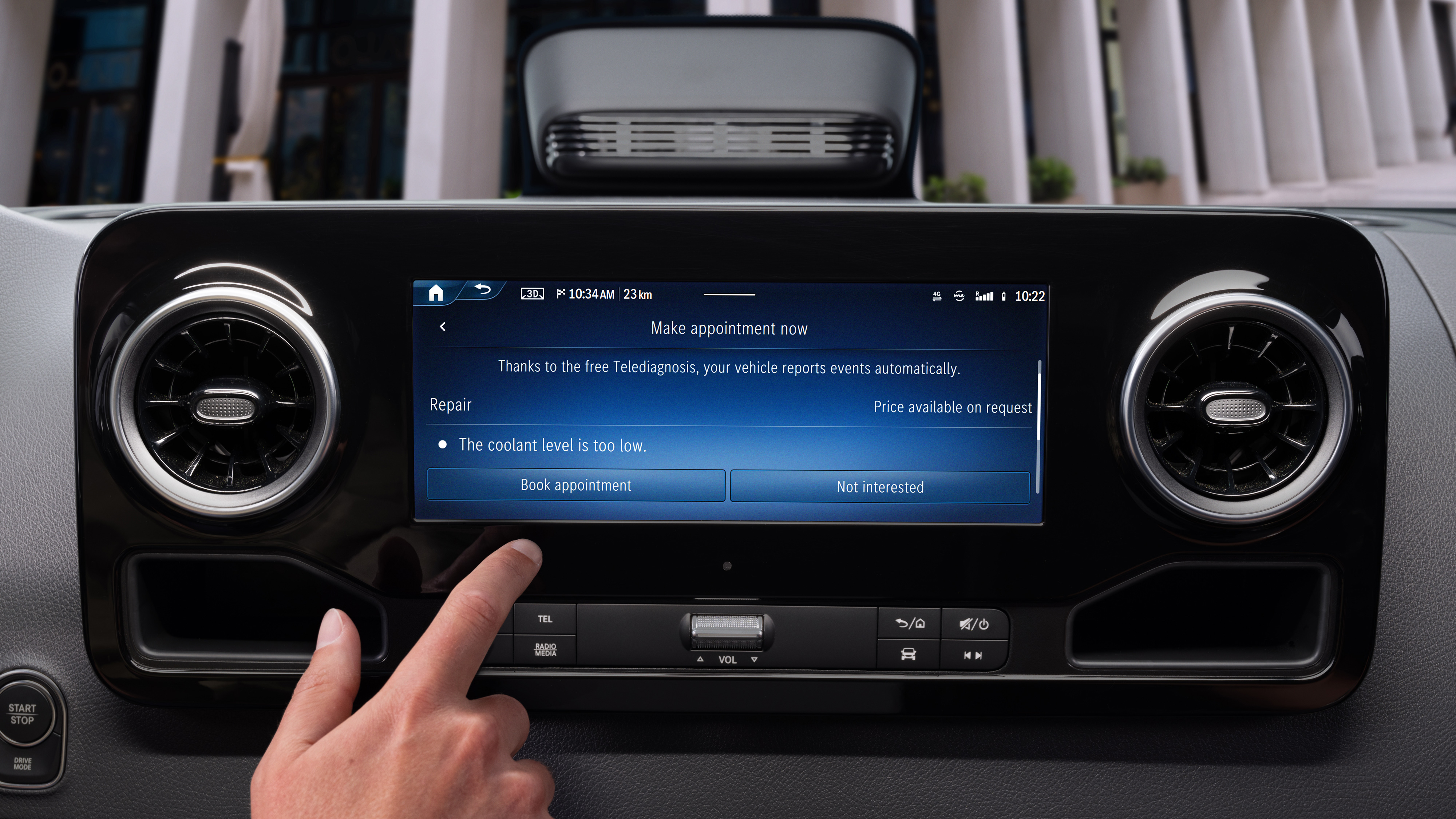 Mercedes-Benz | Technologie dodávkového vozidla | Aplikace Onboard Service Dotyková obrazovka ve vozidle Mercedes zobrazuje diagnostiku Mercedes-Benz s indikací nízké hladiny chladicí kapaliny.