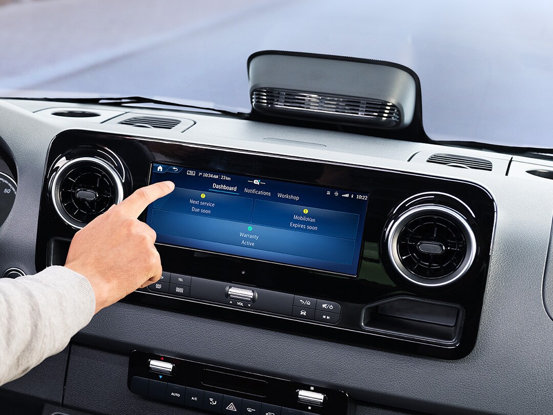 Řidič používá aplikaci Service na displeji ve vozidle ke kontrole údajů o&nbsp;vozidle a&nbsp;možností servisu.