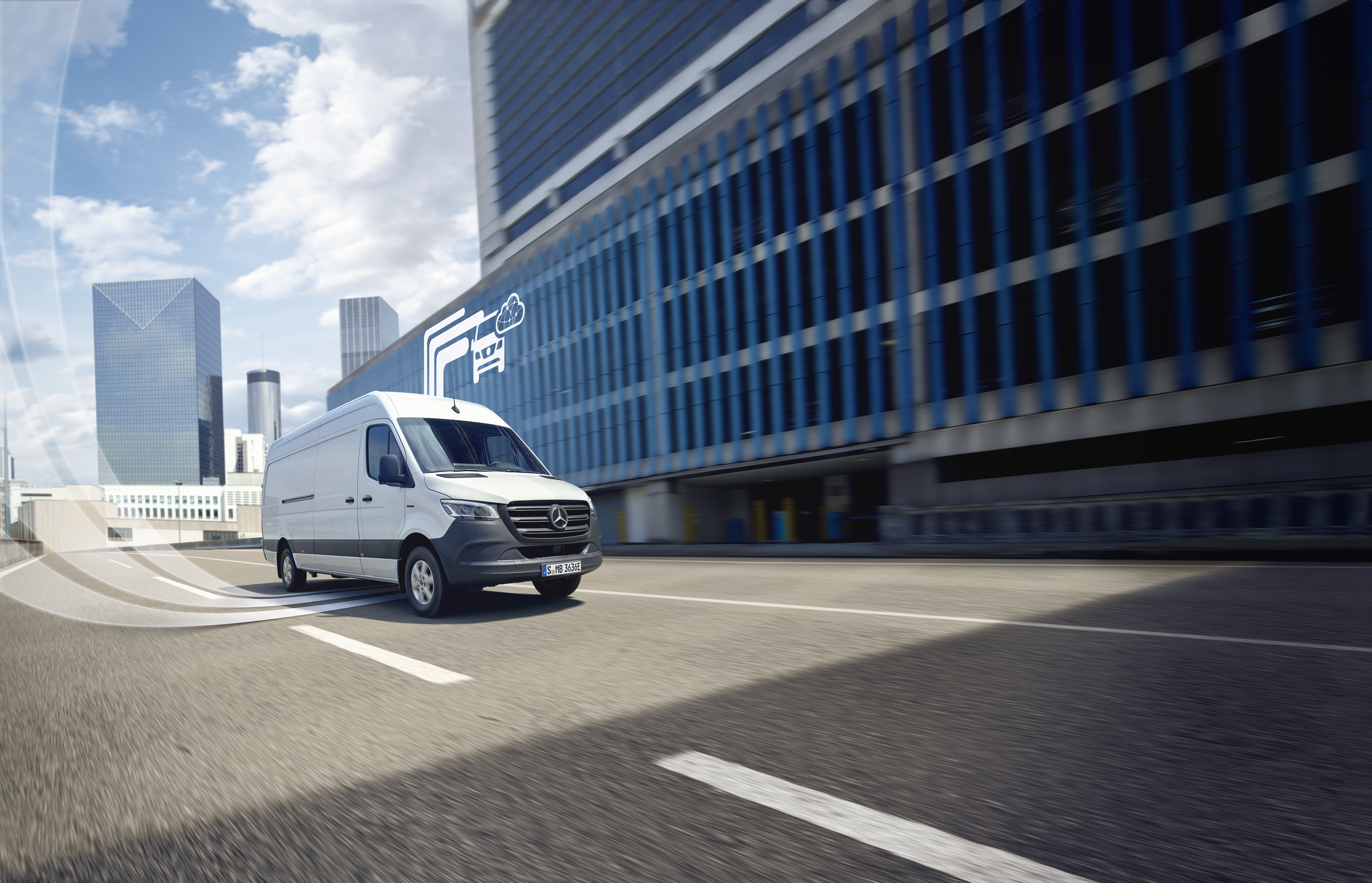 Mercedes-Benz | Technologie dodávkových vozidel | Digitální doplňky Jedoucí dodávkové vozidlo Mercedes-Benz na moderním pozadí, vizualizace digitální technologie Mercedes-Benz.