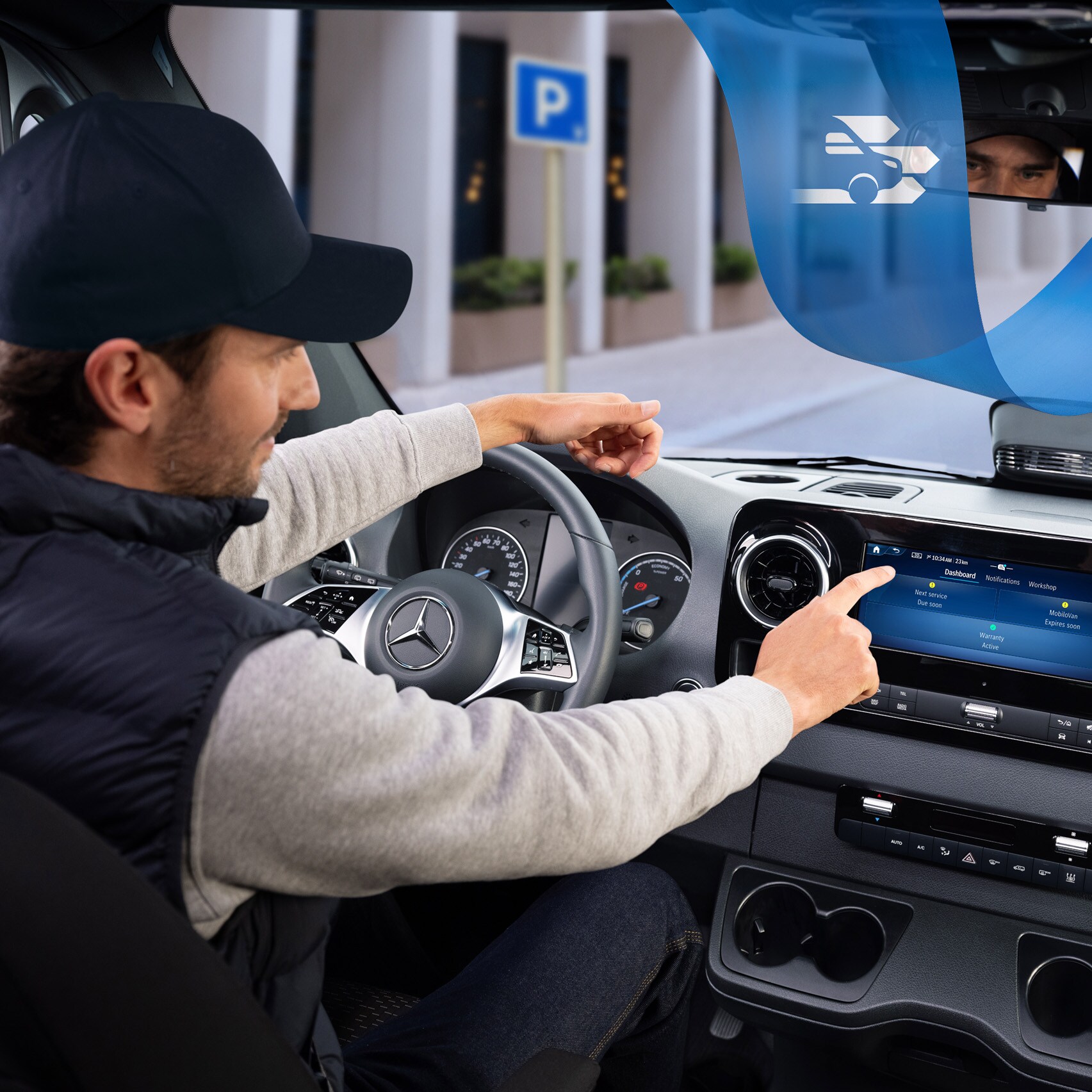 Řidič používající aplikaci Mercedes-Benz Service ve vozidle pro pohodlné rezervování a správu termínů návštěvy servisu.