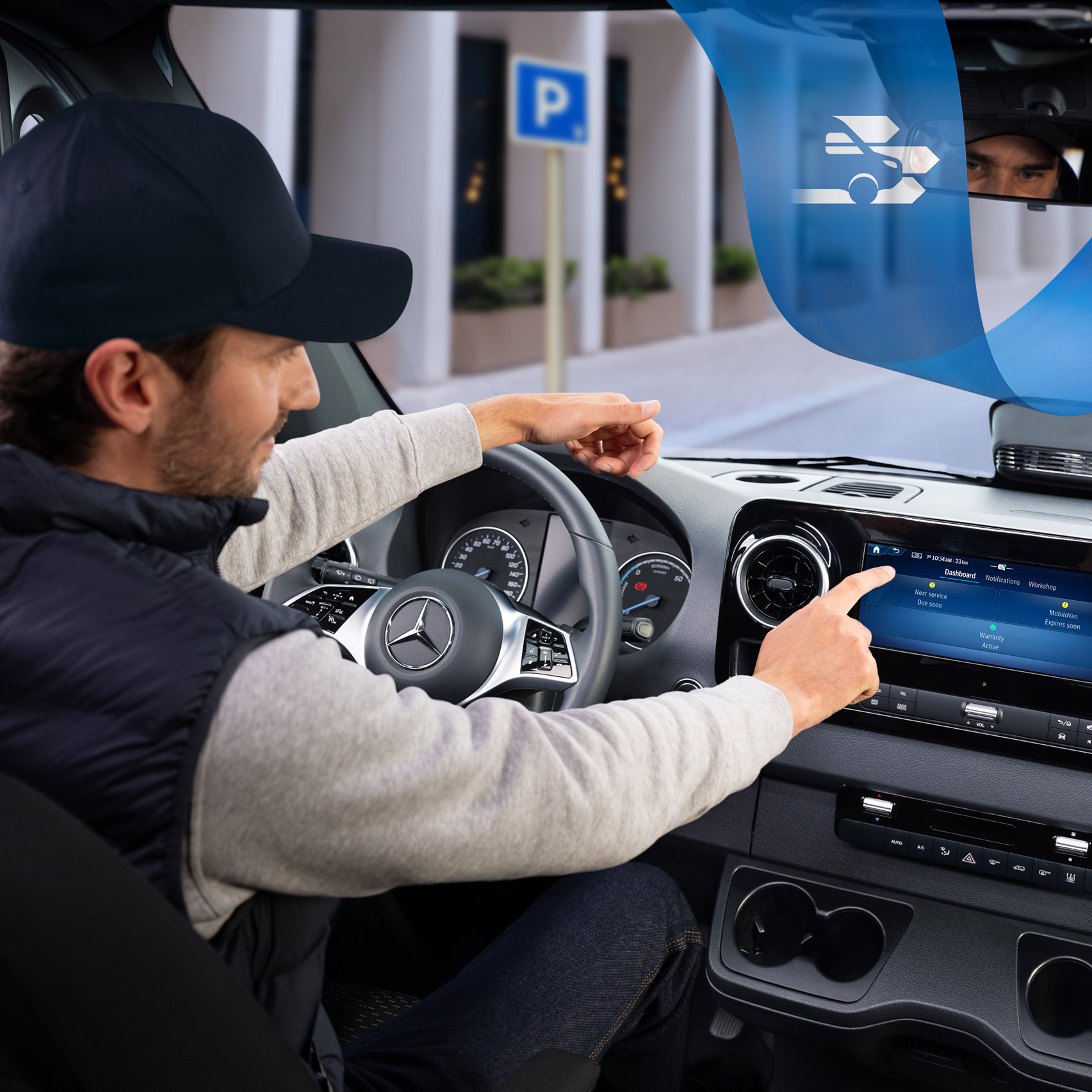 Mercedes-Benz | Technologie dodávkových vozidel | OSA Řidič používající aplikaci Mercedes-Benz Service ve vozidle pro pohodlné rezervování a správu termínů návštěvy servisu.