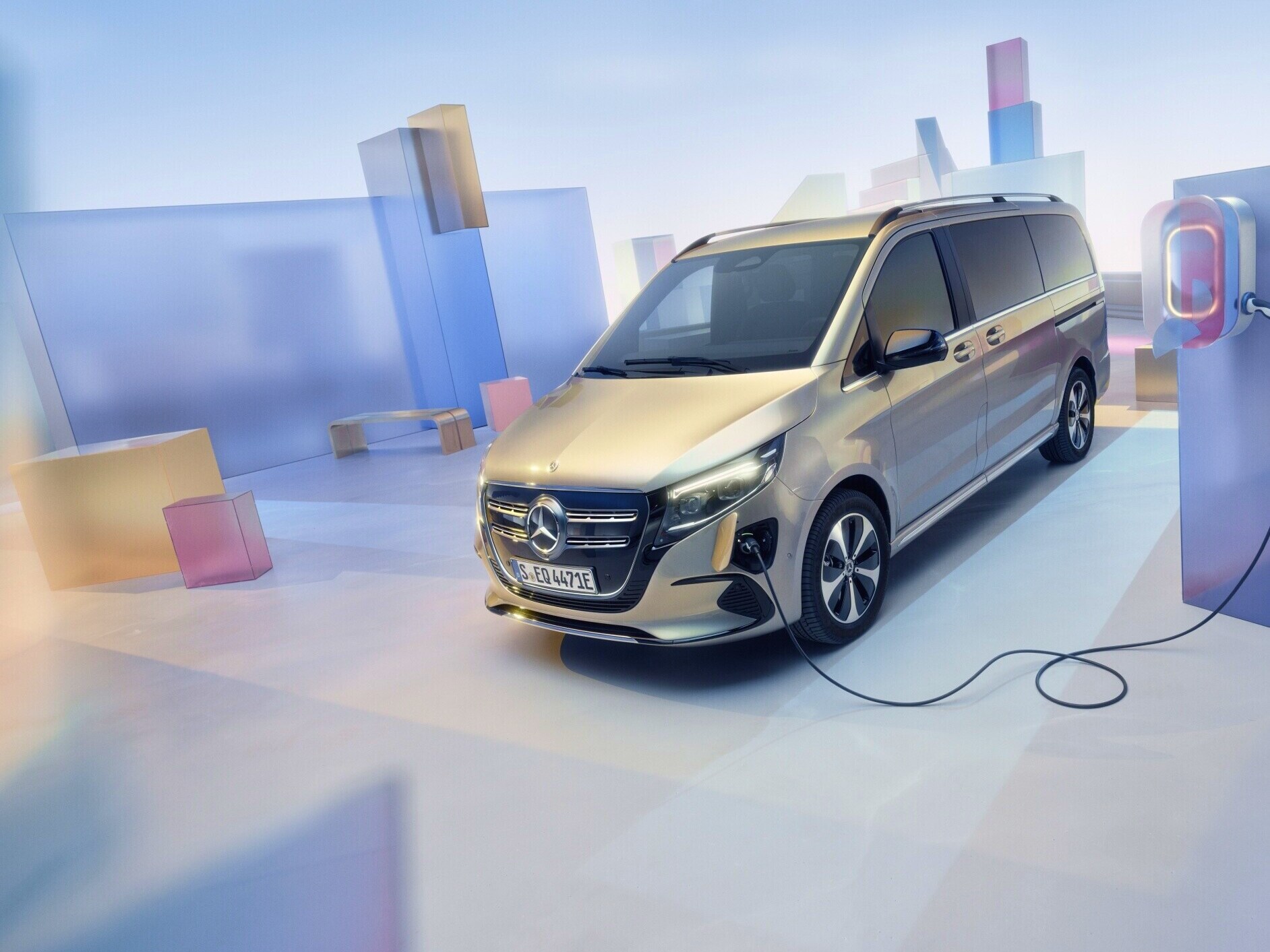 Mercedes-Benz EQV na nabíjecí stanici.