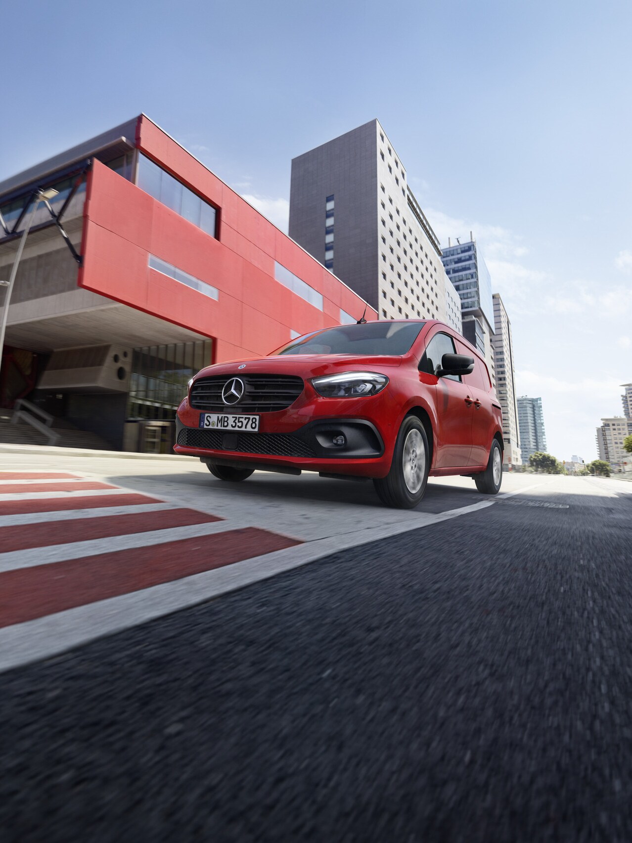 Skříňová dodávka Citan jedoucí po ulici.