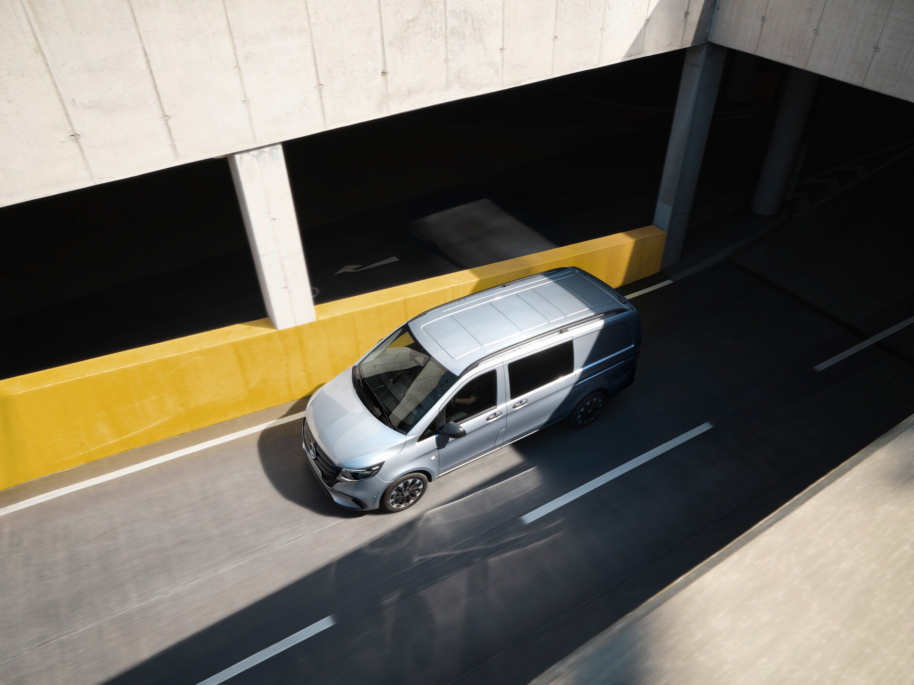 Mercedes-Benz Vito Mixto jedoucí po příjezdové cestě.