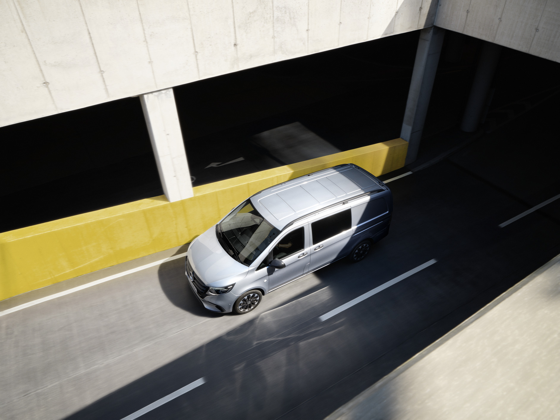 Vito Mixto | Mercedes-Benz Mercedes-Benz Vito Mixto jedoucí po příjezdové cestě.