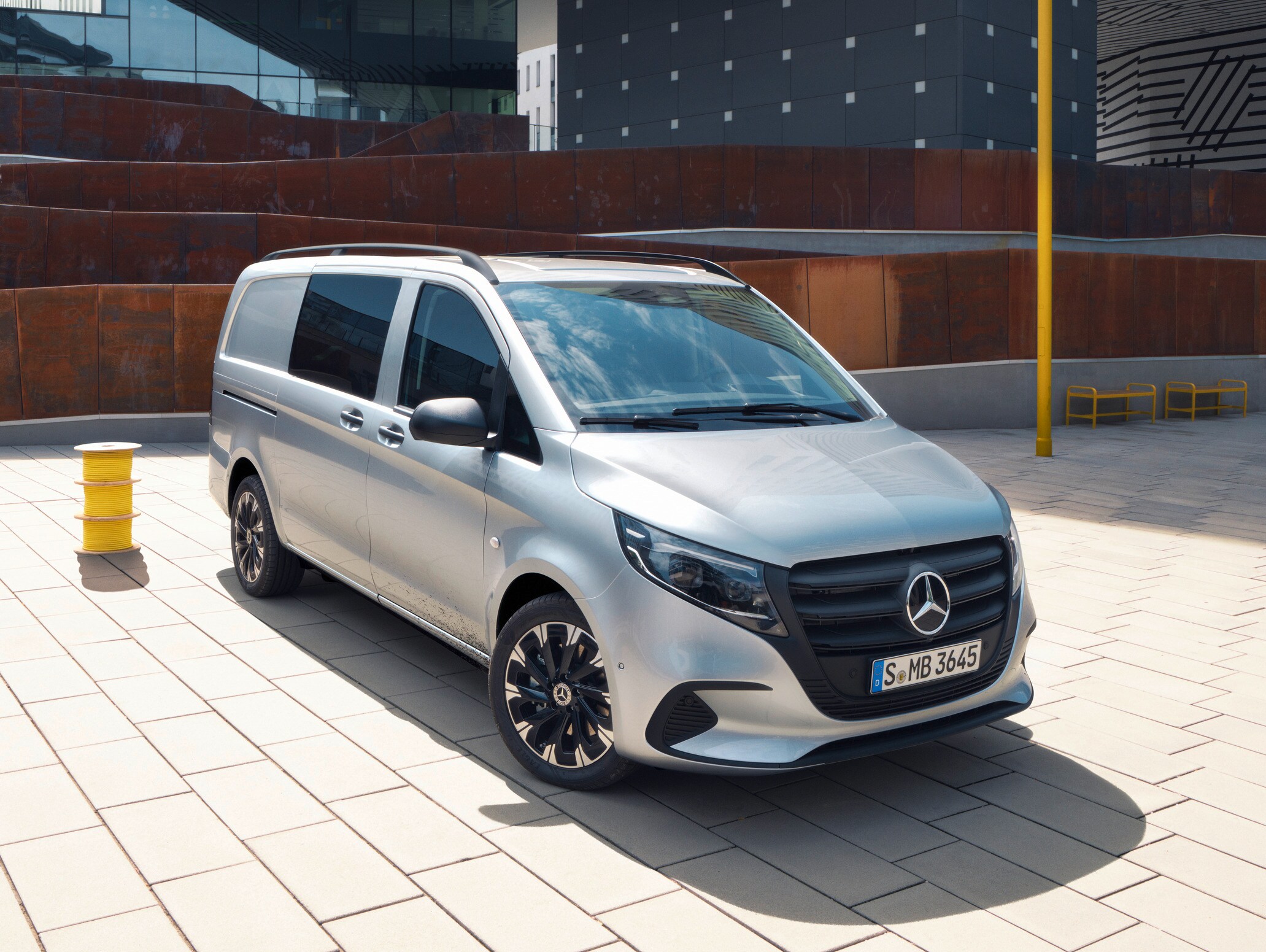 Mercedes-Benz Vito Mixto stojící v patře parkovacího domu.
