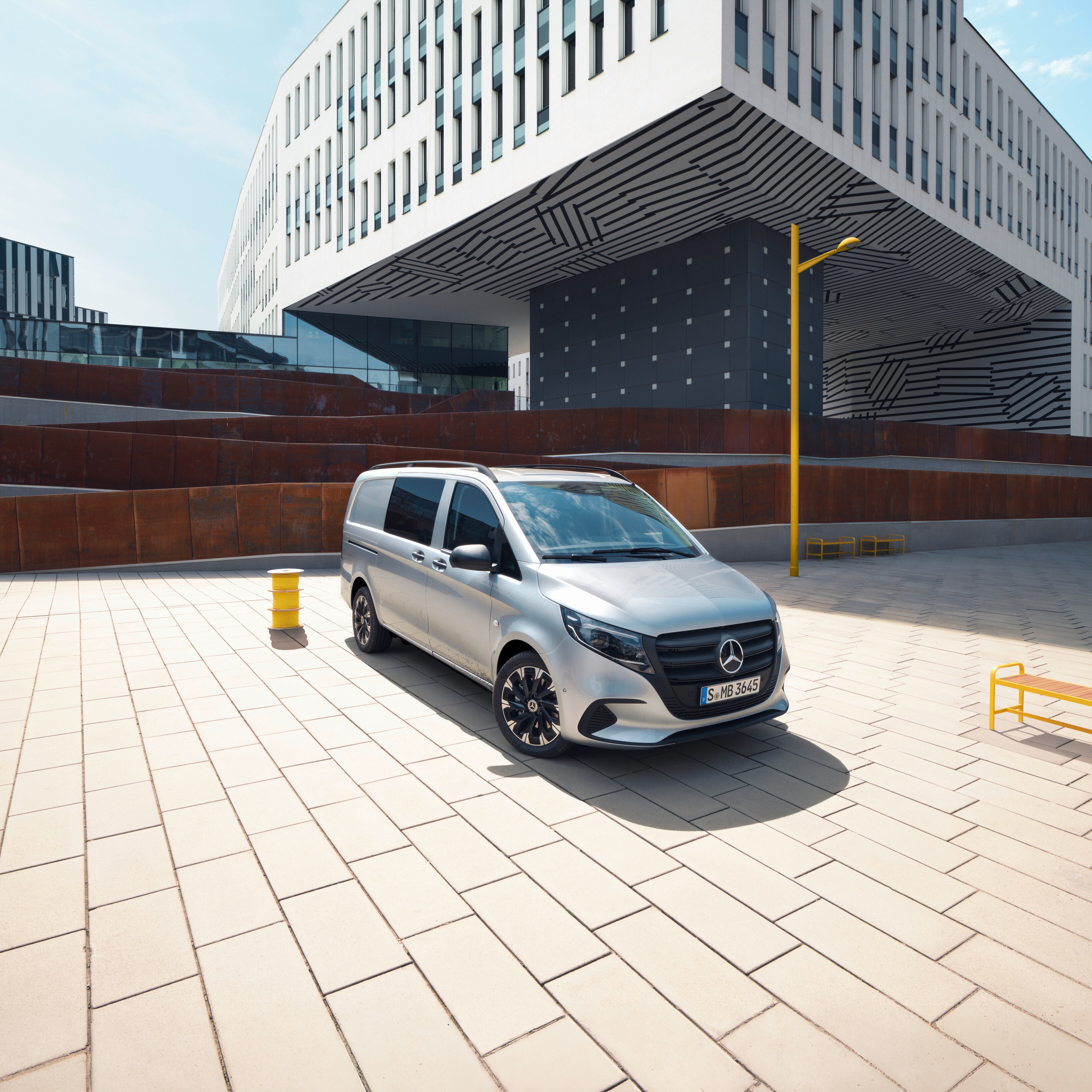 Mercedes-Benz Vito Mixto stojící v patře parkovacího domu.
