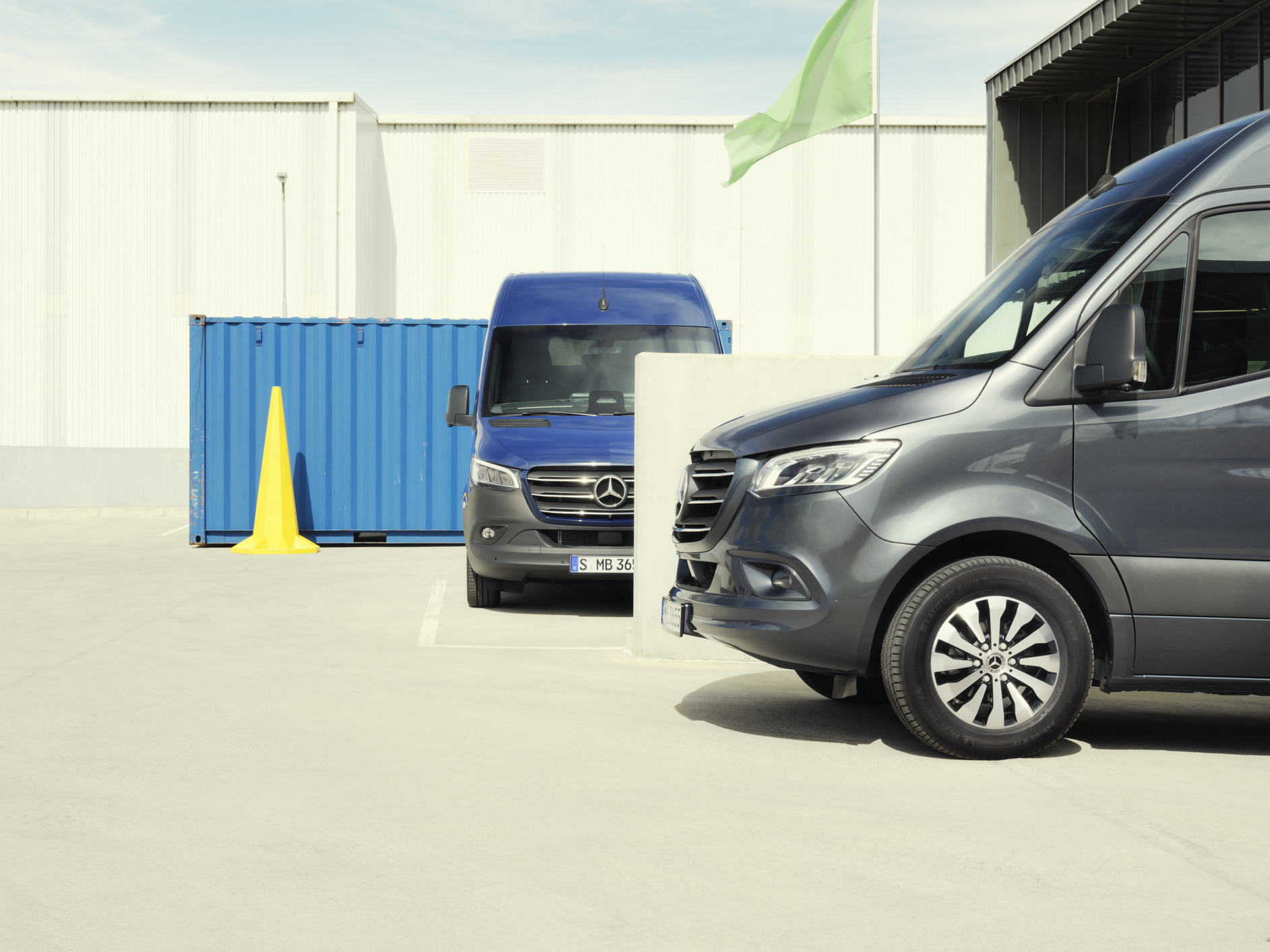 Sprinter | Mercedes-Benz Dva modely Sprinter stojící na parkovišti.