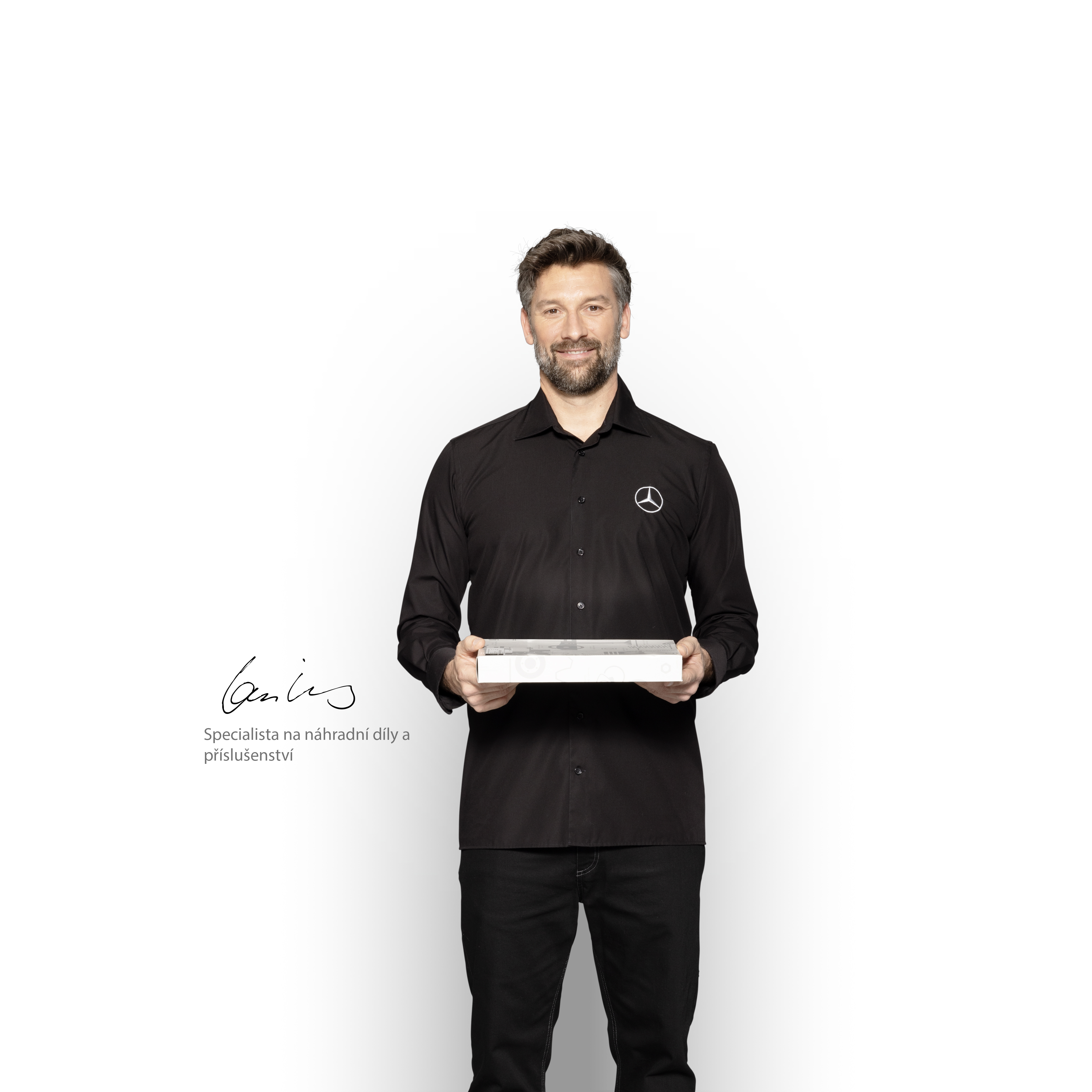 Mercedes-Benz | Kvalita originálních dílů pro dodávková vozidla Interní technik Mercedes-Benz s krabicí v rukou, aby ukázal originální díly Mercedes-Benz.